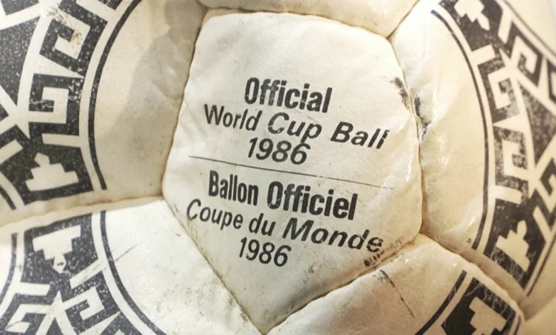Topi i Maradonës  10 milionë dollarë   Dora e Zotit  dhe  Goli i Shekullit   historia e Botërorit 1986 del në ankand
