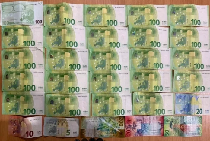 Shembull për t u ndjekur  17 vjeçari nga Ferizaj gjen mijëra euro dhe i dorëzon në polici