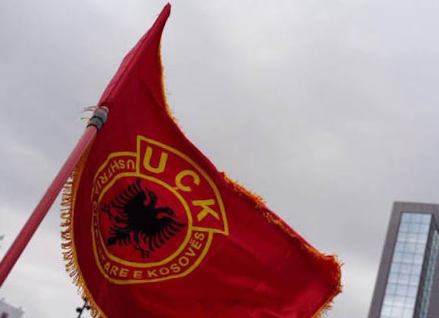 Flamuri i UÇK së do të valojë në hyrjen e çdo shkolle të Prishtinës
