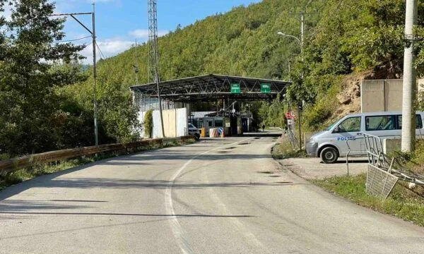 E ndalën për kontroll  një person godet policin me veturë në Bërnjak