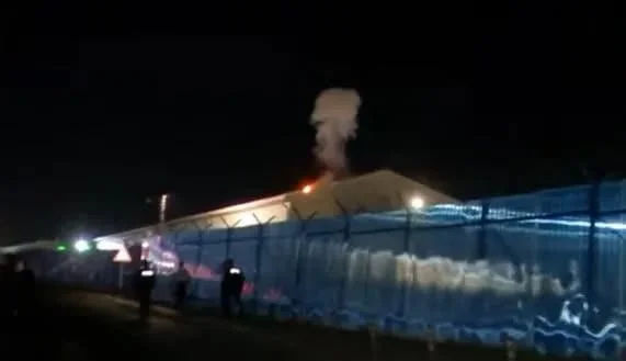 Qytetarët hedhin mjete piroteknike  merr flakë objekti i EULEX it