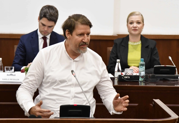 Vajc  Maqedonia është plot me bukuri natyrore  duhet të reklamohesh për t ia treguar botës