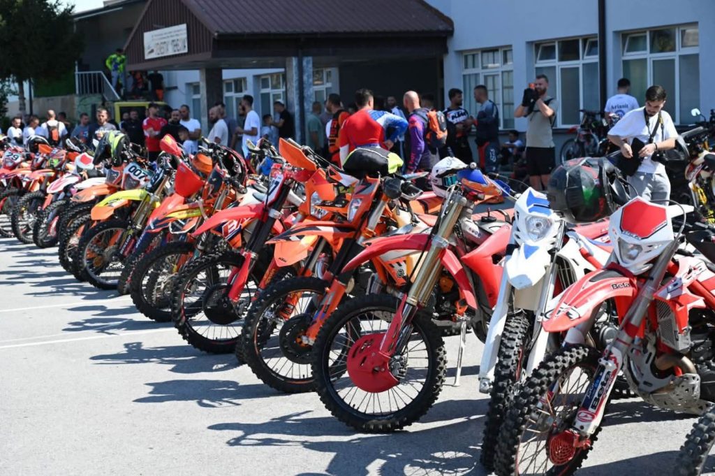 Rreth 100 motoristë sollën spektakël në rrugët e Dibrës