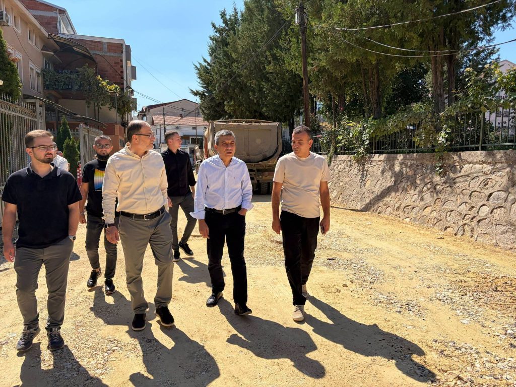 Mexhiti  Vazhdojmë me përmirësimin e infrastrukturës në Sahat Kullë  asfaltohet rruga  Remzi Hoxha 