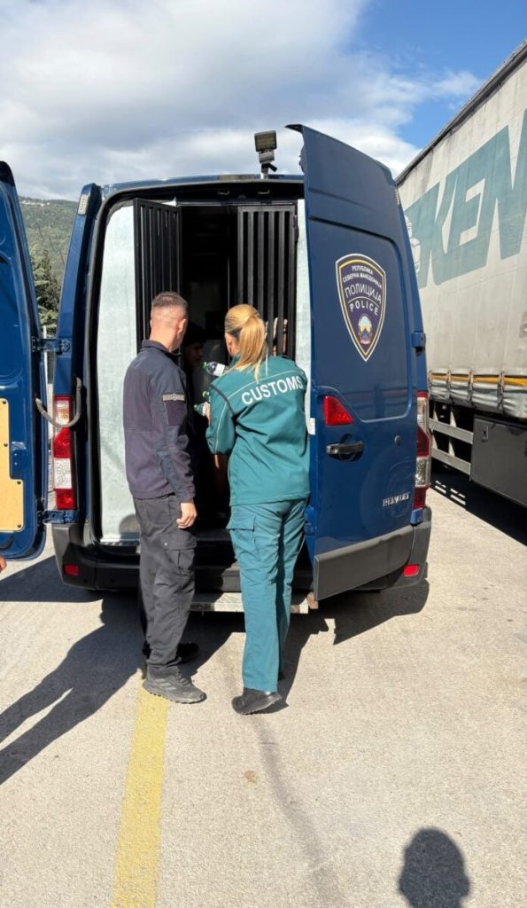 Pesë migrantë të fshehur mes mallrave nga Turqia  zbulohen nga Dogana në Tetovë