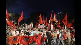 Photo of “Vetë hanë mish fazani e pinë shampanjë, ne s’kemi as bukë thatë” – I moshuar flet për rrëzimin e Qeverisë Rama