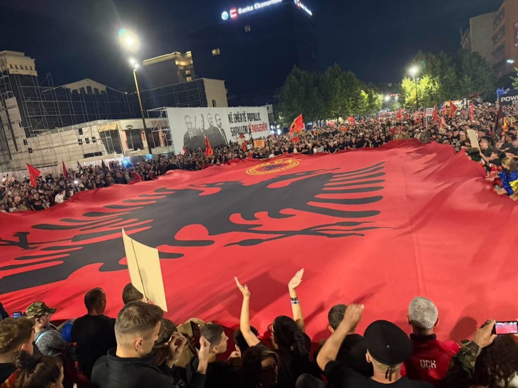 flamuri-gjigant-kuqezi-me-emblemen-e-uck-se-shpaloset-ne-proteste