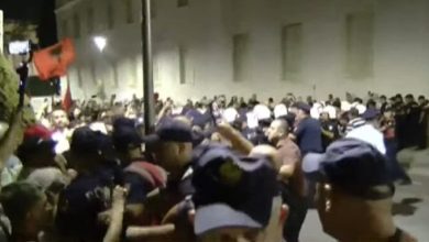 Photo of Përshkallëzohet protesta, qytetarët bllokojnë Ramën në Kryeministri; përplasen me policinë te hyrja e godinës!