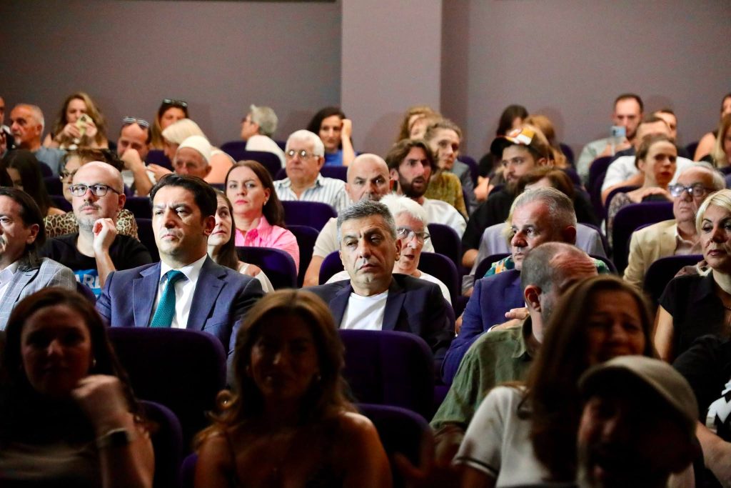 Shfaqja  Babai  mbledh në teatër  Gashin  Mexhitin  Salin dhe Sulejmanin