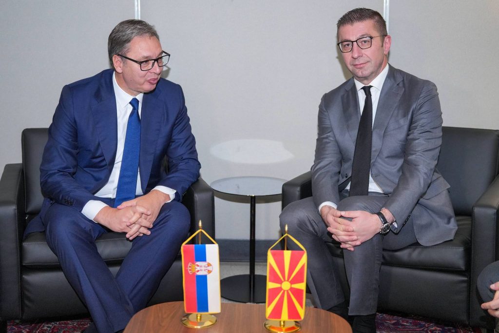 Mickovski kokë më kokë me Vuçiçin  diskutojnë për rajonin dhe ritjen e bashkëpunimit mes dy vendeve