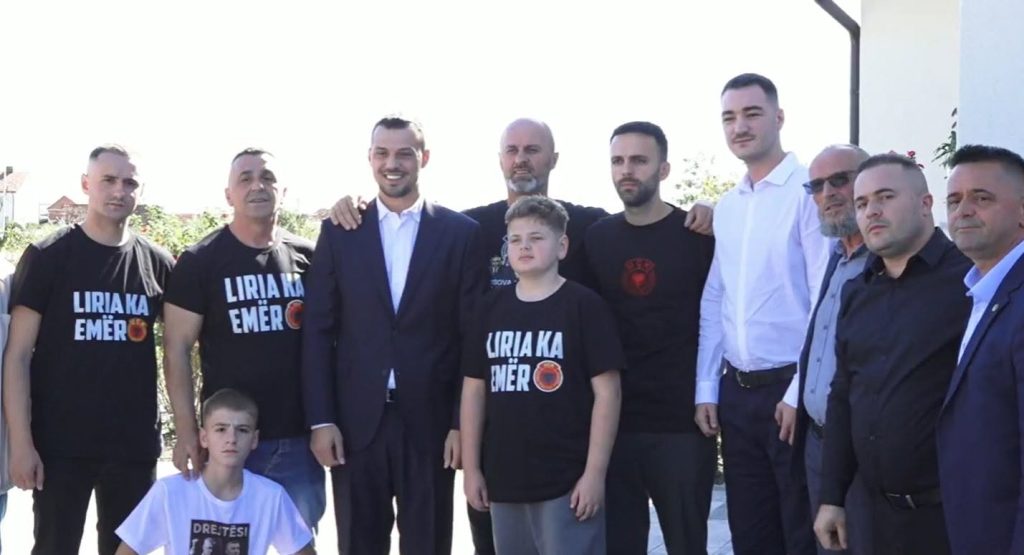familjaret-e-ish-krereve-te-uck-se-vizitojne-familjen-e-afrim-bunjakut
