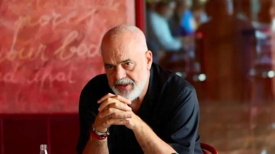 marre-edi-rama-i-shokuar-me-denimet-ne-hage