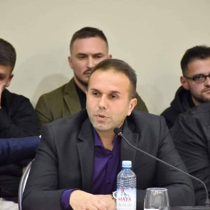 LSH  GATI NJË MUAJ SHKOLLË  DHE TRANSPORTI I NXËNËSVE ENDE NUK ËSHTË ZGJIDHUR 