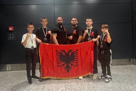 Wolf Kickboxing MMA shkëlqen në dy gara ndërkombëtare  13 medalje të arta dhe 2 të argjendta