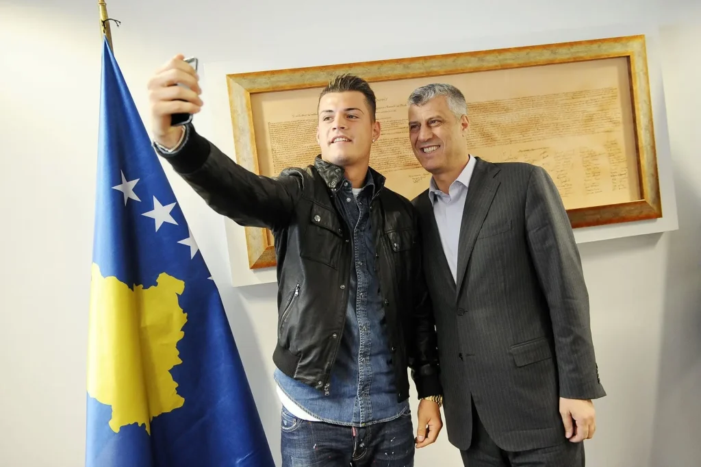 xhaka-ne-mbeshtetje-te-clirimtareve-luftuan-ne-token-e-tyre-per-lirine-e-atdheut