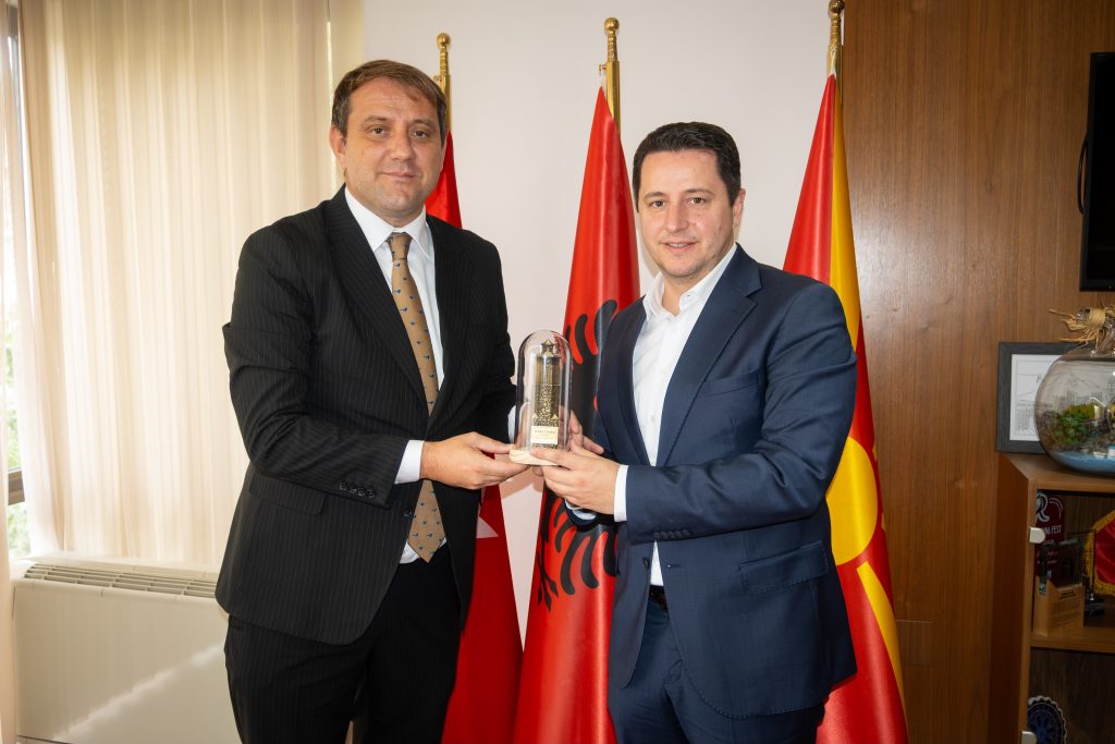 Kryetari i Komunës së Gostivarit  Valbon Limani  sot mirëpriti në takim ambasadorin e Republikës së Kosovës  Shkëlqesinë e Tij  z  Florian Qehaja 