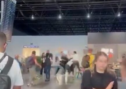 Rrahje brutale në Aeroportin e Shkupit  kaos i madh   fluturonin  karrige  VIDEO 
