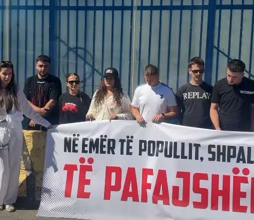 ne-emer-te-popullit-shpalleni-te-pafajshem-aksion-i-liria-ka-emer-para-zyrave-te-eulex-it