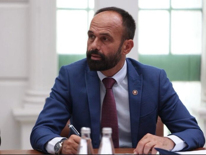 Shasivari uron Albulena Haxhiun  Zgjedhja juaj në krye të Kuvendit është përgjegjësi e madhe dhe nder i veçantë