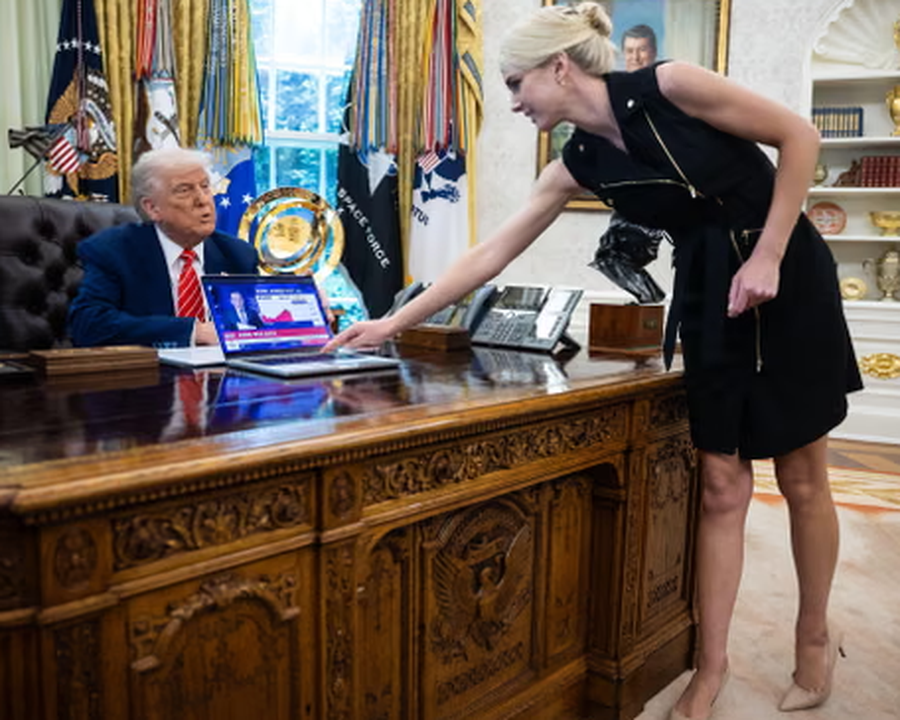 Çmenduri në Shtëpinë e Bardhë  Trump i dhuron 45 mijë dollarë bonus ndihmëses së tij  Natalie Harp