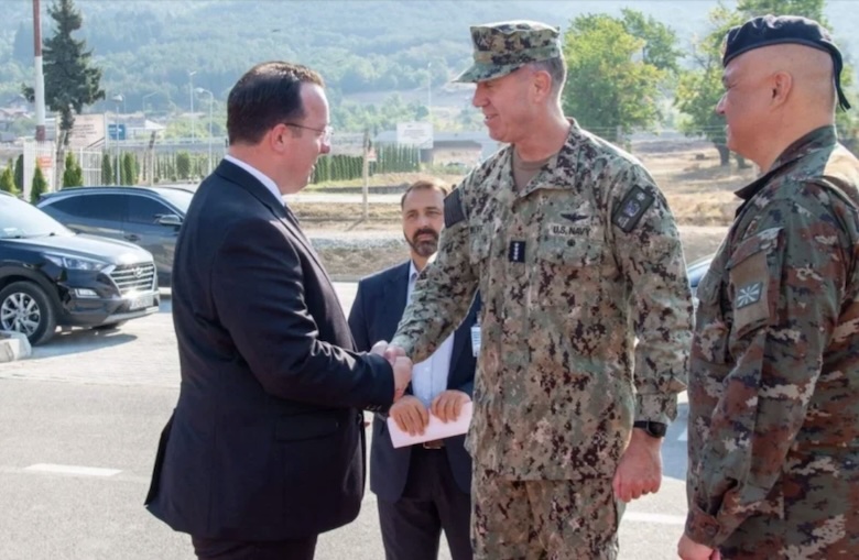 Komandanti i NATO s nga Napoli viziton Shkupin  Korridoret strategjike dhe ushtrimet e reja ushtarake