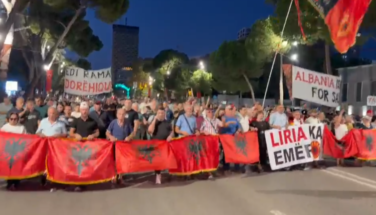 uck-uck-protestuesit-ne-tirane-solidarizohen-me-ish-lideret-e-uck-se-pas-vendimit-te-hages