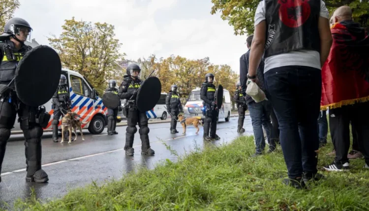 policia-holandeze-per-protestat-ne-hage-dy-te-arrestuar-dhe-nje-polic-i-lenduar