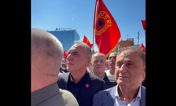 fatmir-limaj-publikon-video-nga-protesta-vellai-i-hashim-thacit-afer-tij-shihet-i-perlotur