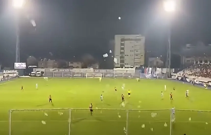 Tallje me Mladiçin  Pamje të pazakonta në Serbi  tifozët e Novi Pazarit mbushin fushën me pampersa  Video 