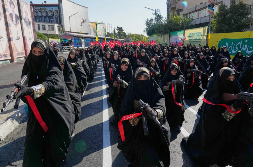 Mobilizim masiv në Teheran  qindra mijëra iranianë marshojnë dhe zotohen për mbrojtjen e vendit