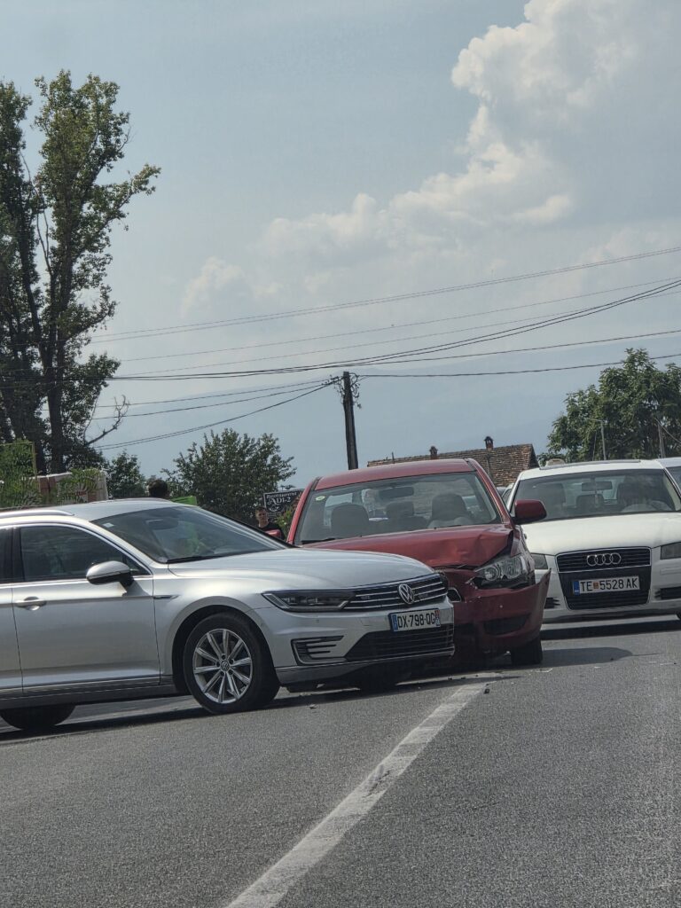 Aksident trafiku në fshatin Sllatinë  përplasen dy vetura