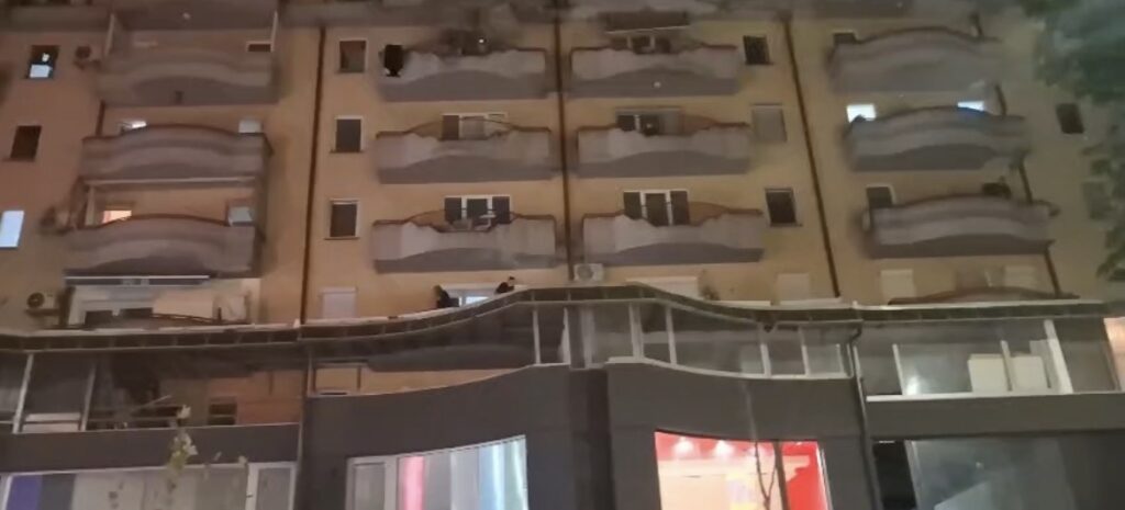 Aksion policor në një ndërtesë në Tetovë  policia ka bllokuar objektin