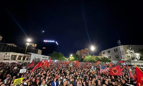 nata-e-gjashte-e-protestes-kunder-verdiktit-te-speciales-sheshi-eshte-i-mbushur-plot