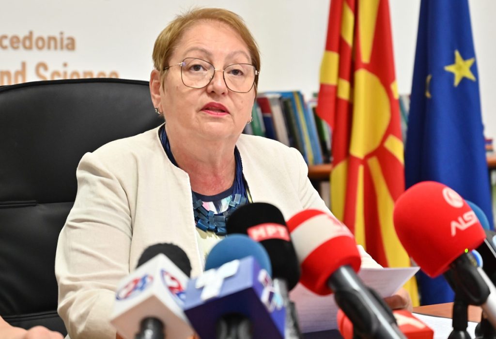 As 4900  as 3 mijë  por 1500 nxënës më pak  Janevska ndez dhe fik alarmin për filloristët