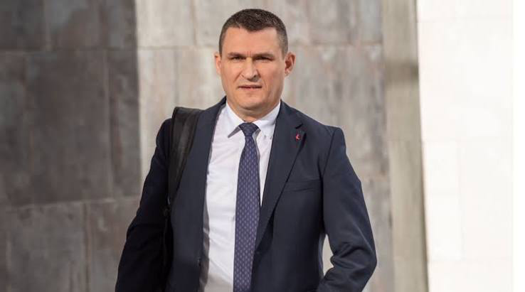 kush-eshte-altin-dumani-dibrani-sy-patrembur-qe-u-ka-futur-ethet-politikaneve-i-vetmi-prokuror-qe-coi-ne-burg-zyrtare-te-larte