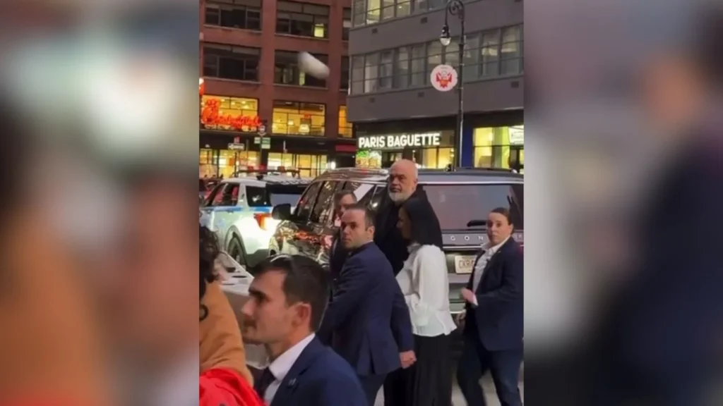 e-gjuajten-me-veze-ne-new-york-rama-pula-histerike