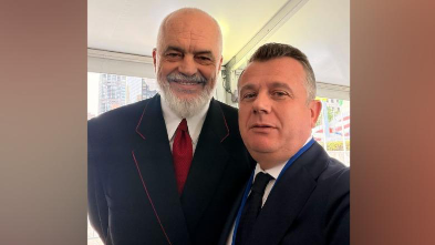 balla-poston-foto-me-ramen-nga-okb-fale-kryeministrit-shqiperia-eshte-ngjitur-ne-majen-me-te-larte-te-historise-se-shtetit-shqiptar