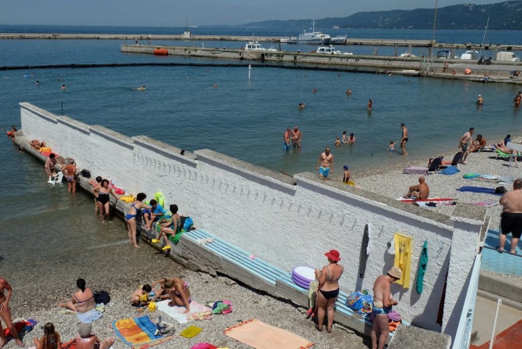 LIRI E PLOTË   Gratë italiane duan plazh ndaras nga burrat