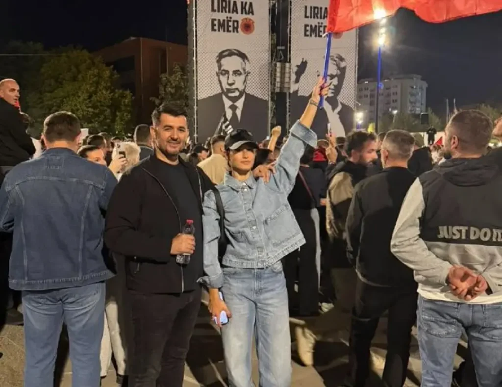 labi-me-te-bijen-ne-proteste-lirine-e-sollen-thaci-dhe-shoket-bashke-me-popullin