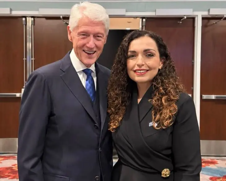 Të buzëqeshur e krah për krah  Vjosa Osmani takon Bill Clintonin