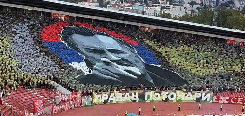 skena-te-turpshme-dhe-skandaloze-ne-derbin-e-beogradit-krahas-figures-se-kriminelit-mladic-u-shfaq-mesazhi-drejt-potocarit