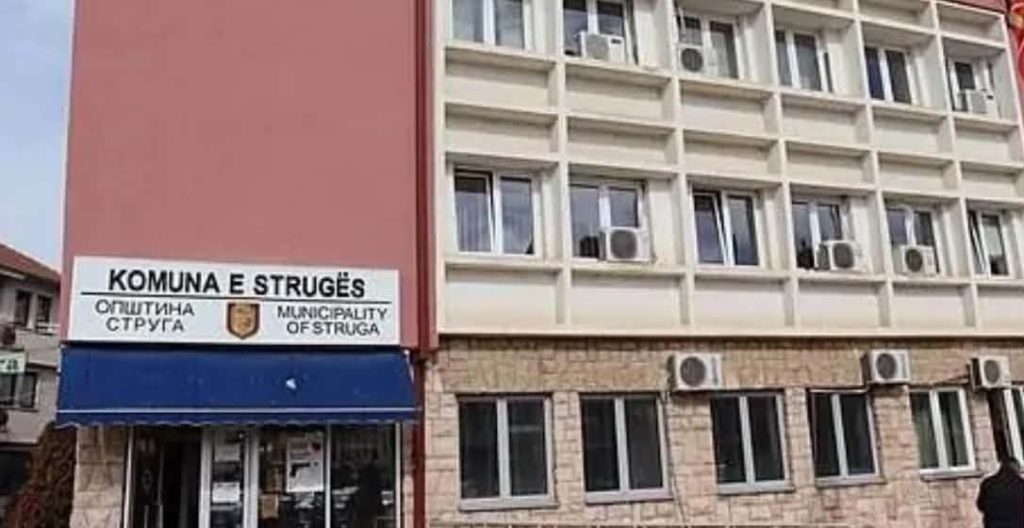 Përplasje politike në Strugë për mësuesit  Qyra flet për  të papërshtatshëm   opozita për hakmarrje