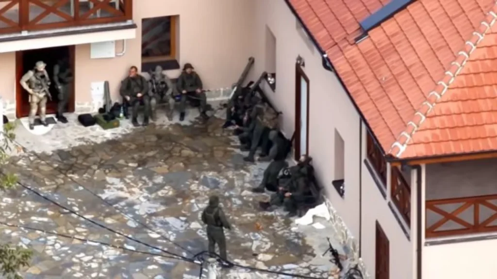 Nga bllokimi i rrugës me kamionë  tek tërheqja në male  si ndodhi sulmi i Banjskës