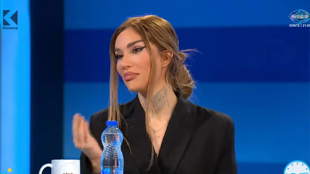 Bluzë provokuese që nxjerr në pah gjoksin  Bia çon provokimin në një nivel të ri
