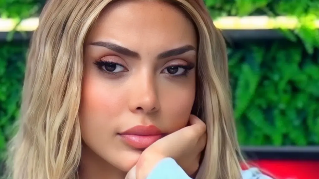 Brikena shfaqet me dekoltenë sensuale në brunch in e luksit