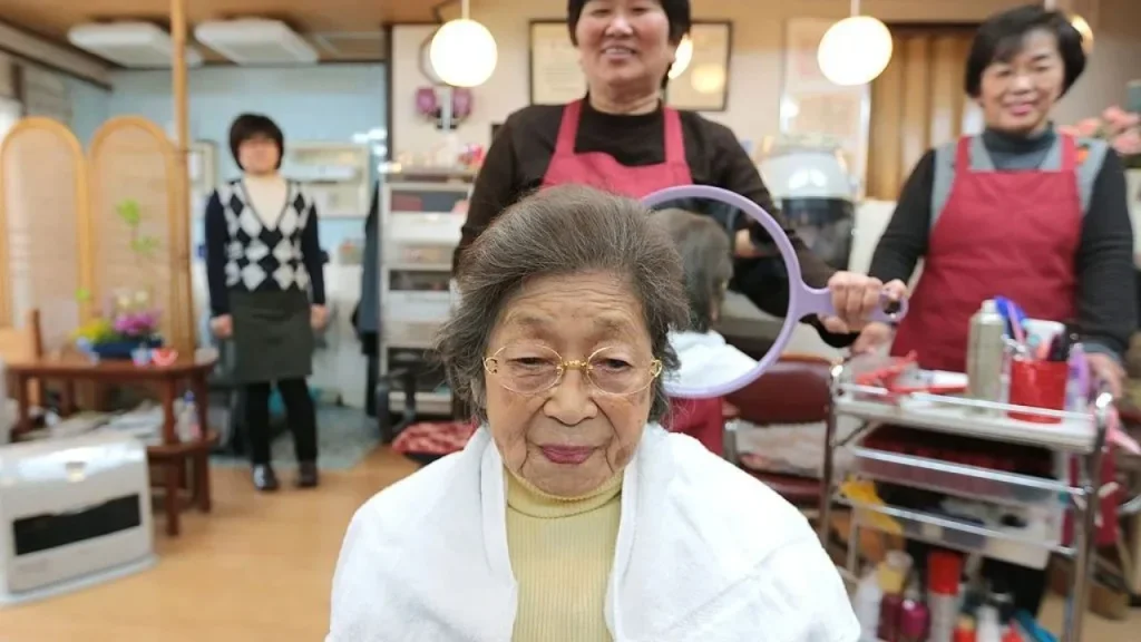 Japonia thyen rekorde  kalon për herë të parë shifrën e 100 mijë persona mbi moshën 100 vjeçare  pjesa më e madhe janë gra