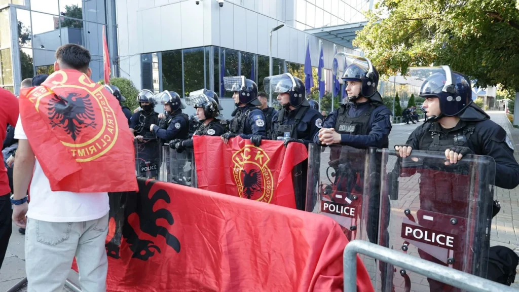 protesta-sot-policia-thirrje-pjesemarresve-tregoni-kujdes-e-maturi-mos-hidhni-gjesende-te-forta-dhe-mos-perdorni-maska