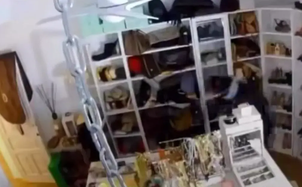 Frika në shtëpinë e influencerës  Dy hajdutë të maskuar shkaktojnë panik në Sevilje
