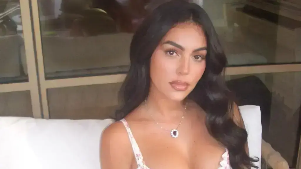 Georgina Rodriguez i çmend ndjekësit  Veshja lëkure që thekson linjat bombastike 