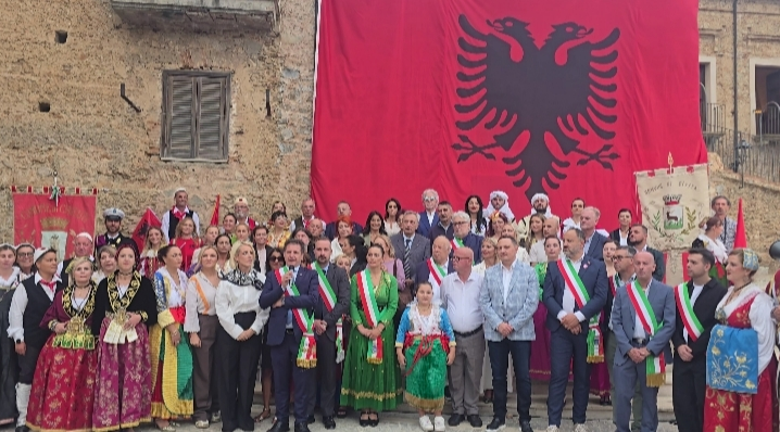 Nga Kalabria në të gjitha trevat shqiptare  Arbëreshët dhe shqiptarët bashkohen në një mesazh për Kosovën